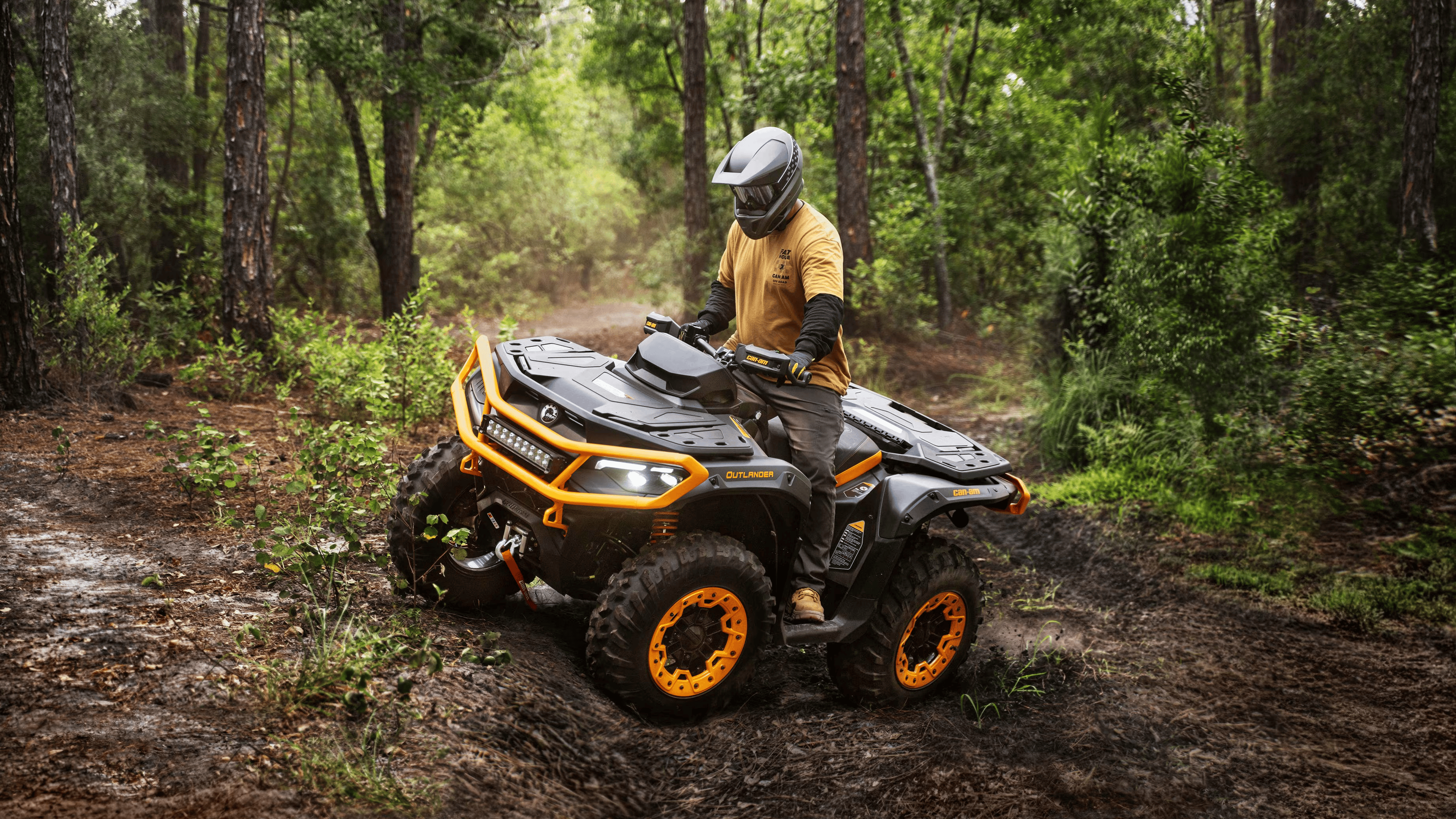 Pengendara ATV menerjang jalur lumpur di hutan