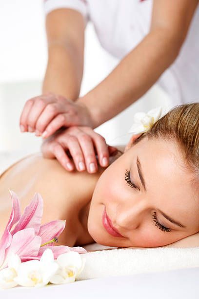 Tatanan spa premium dengan minyak pijat, handuk, dan detail botanical