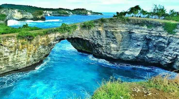 Turquoise bay along the Nusa Penida coast