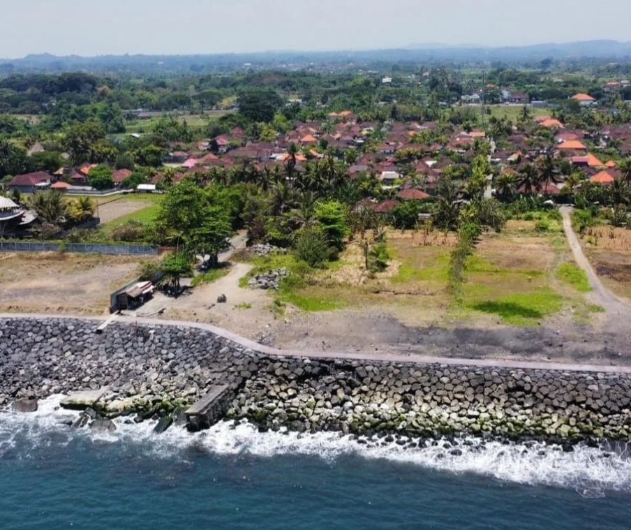 Pemandangan pantai dan tebing di Bali