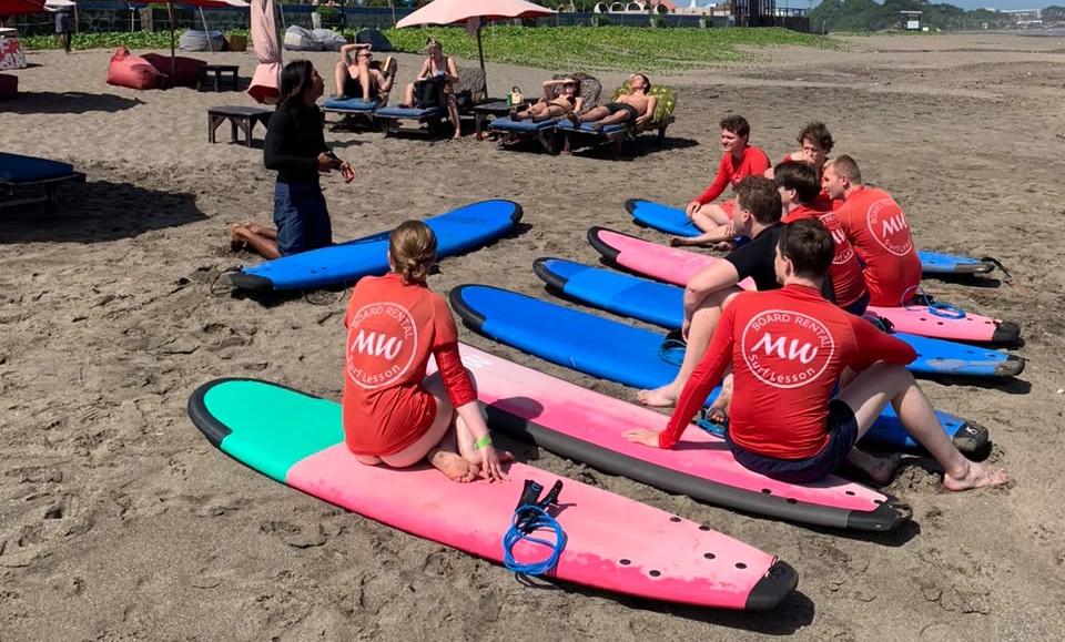 Momen latihan surfing bersama Born to Surf Bali