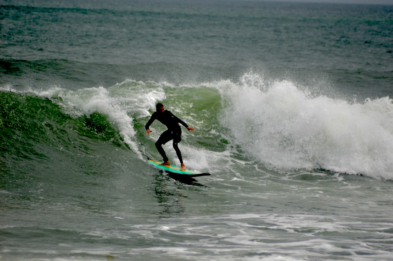 Murid berlatih surfing di ombak Canggu