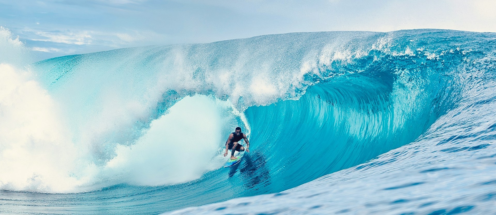 Suasana surfing di laut biru Bali