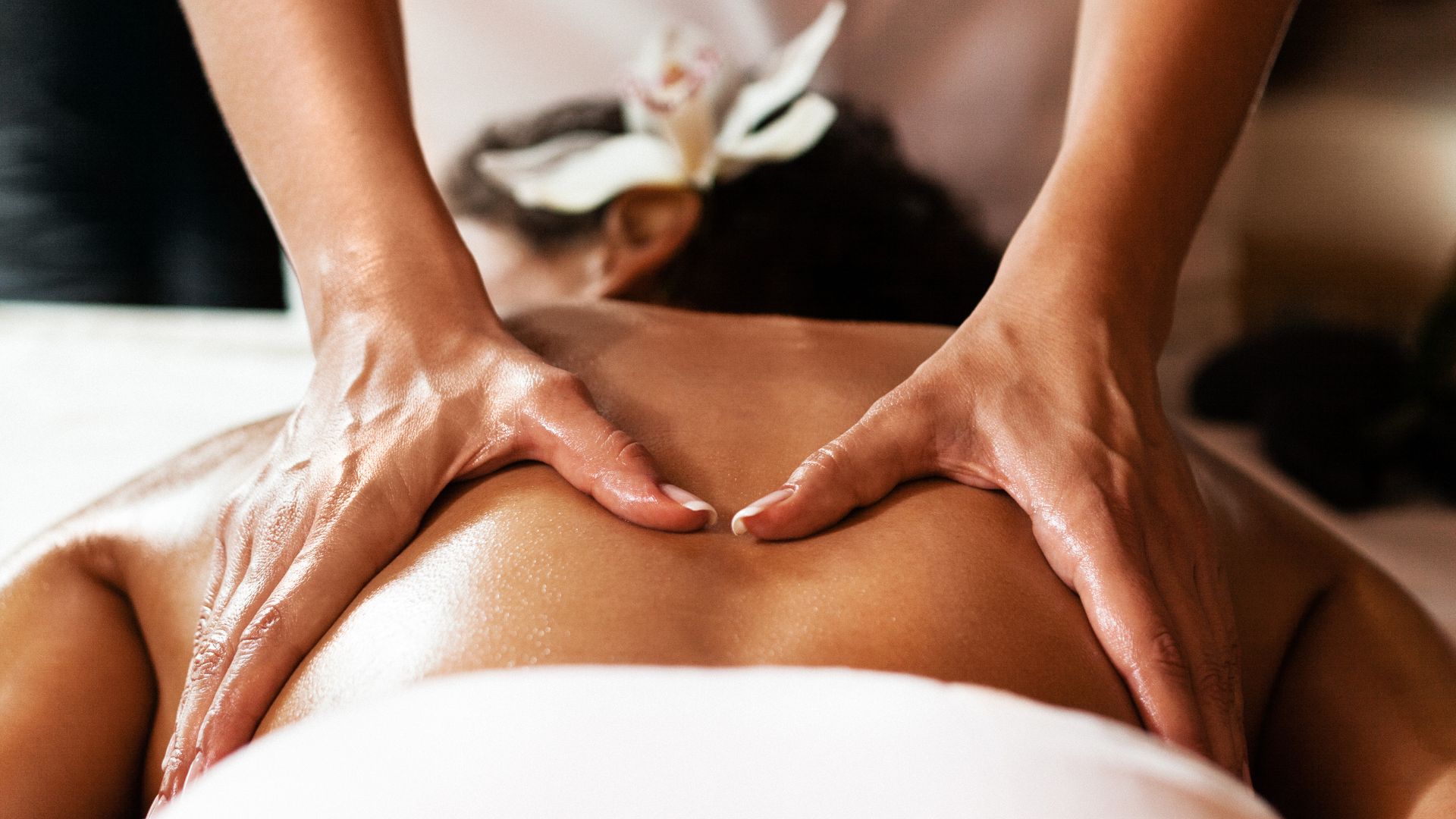 Ruang treatment Casa Spa dengan dekorasi natural