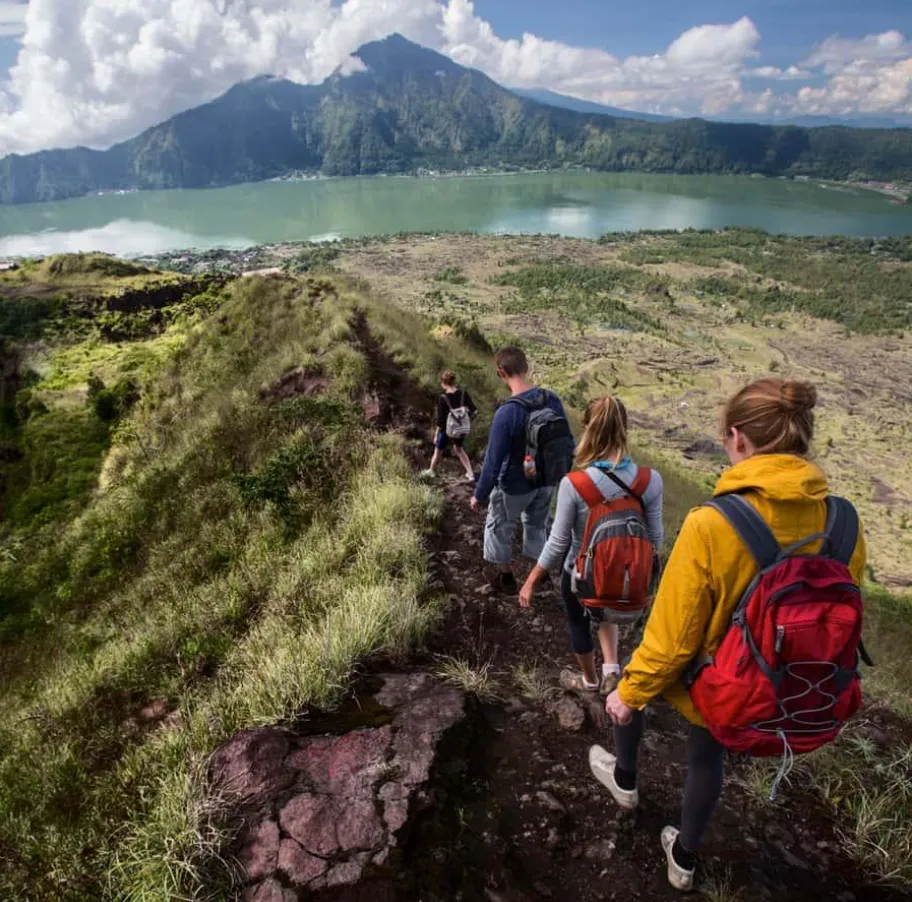 Caminata por el lago y la caldera volcánica
