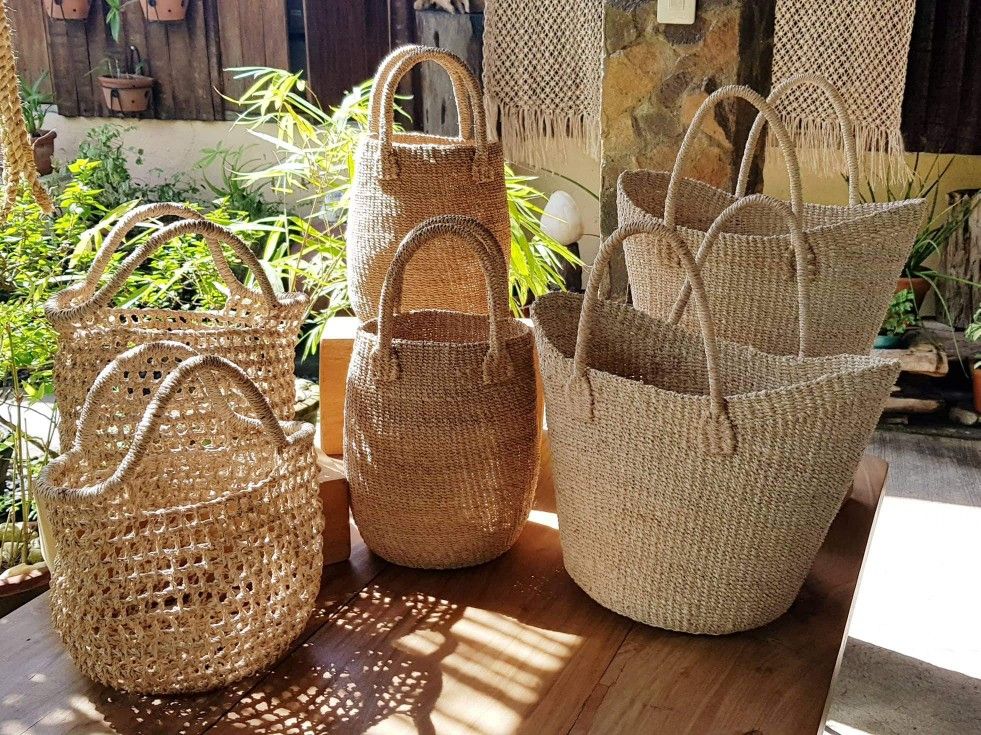Woven straw shoulder bag