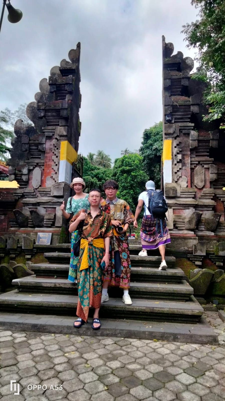 Pura di Bali dengan kolam dan taman