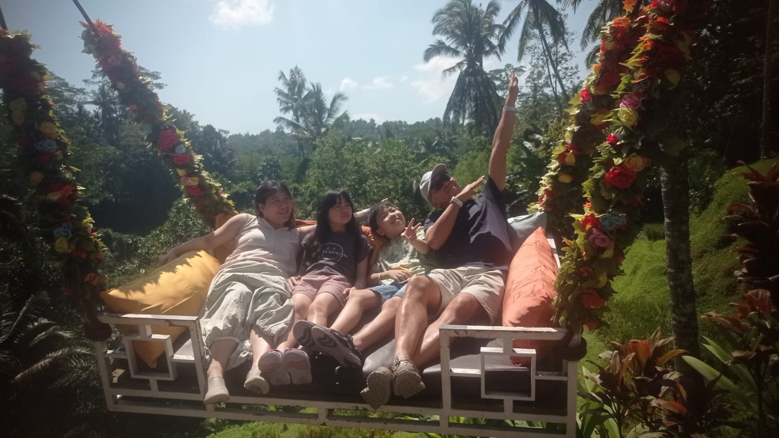 Dermaga dan laut menuju pulau tropis