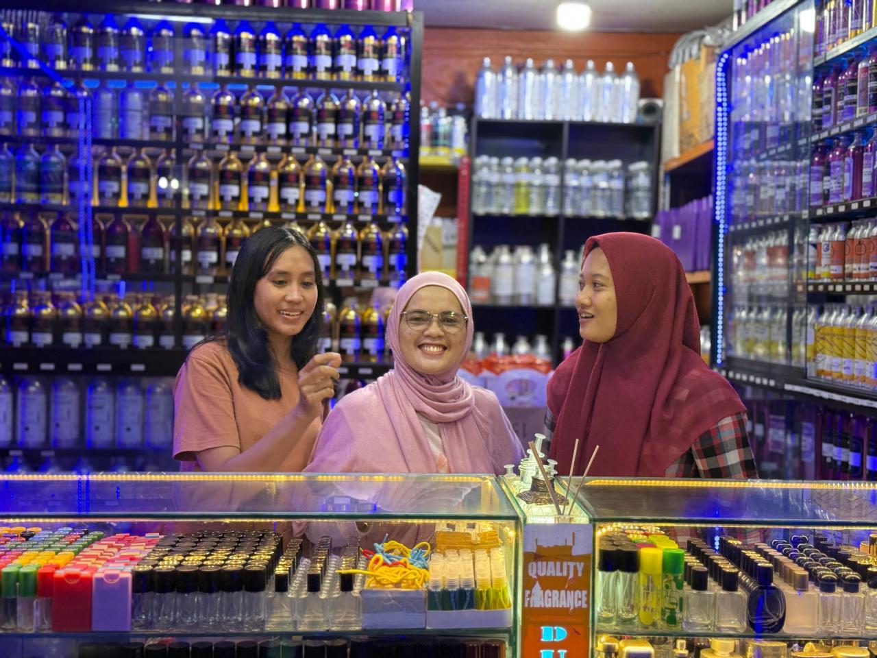 Botol parfum Dunia Harum tertata di atas meja
