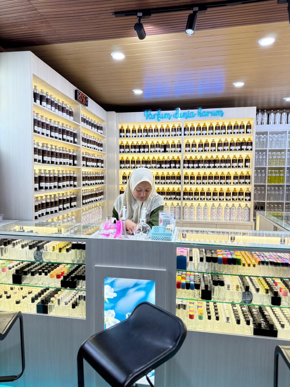Suasana etalase toko parfum Dunia Harum