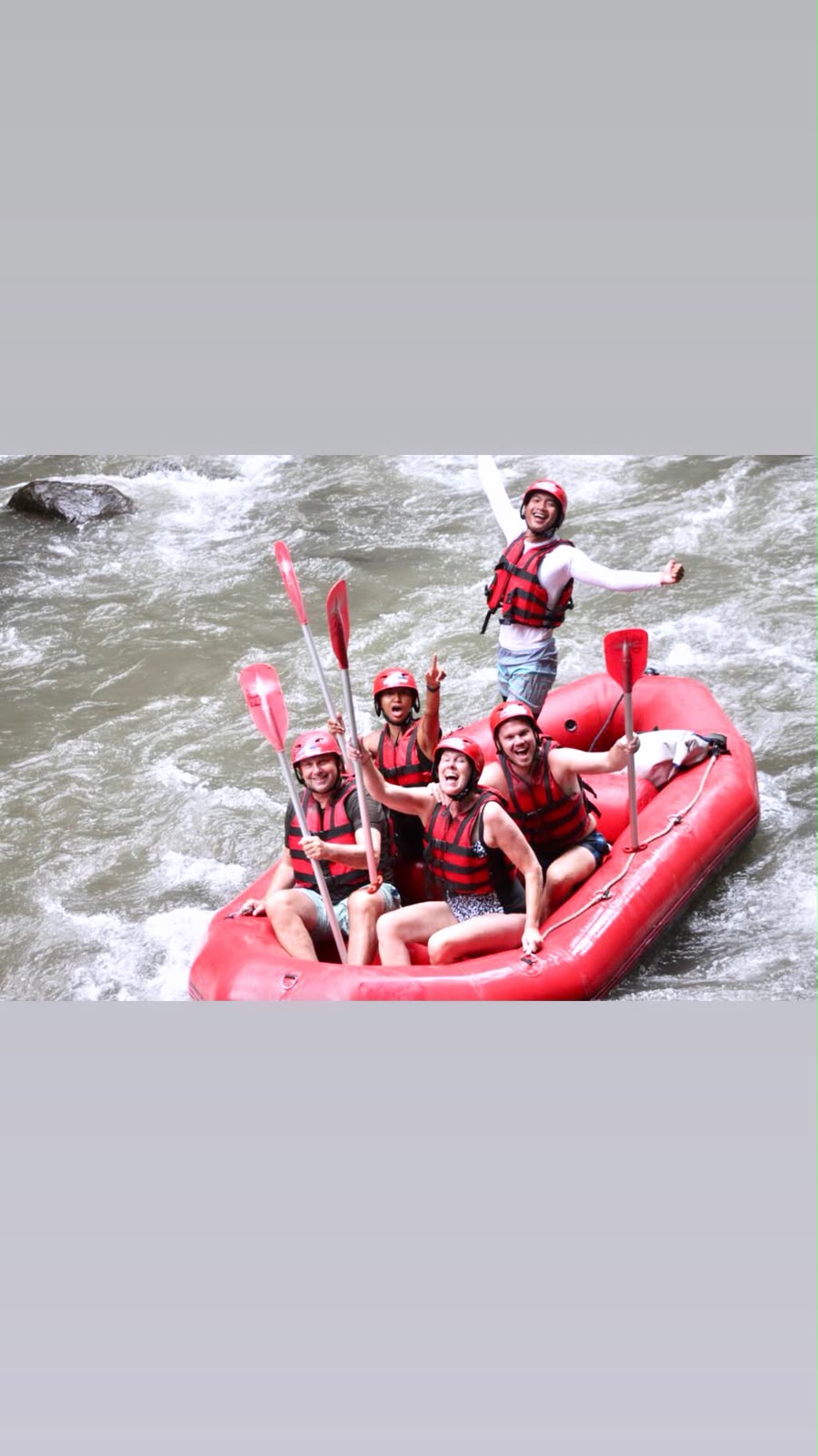 Perahu rafting melewati arus sungai deras