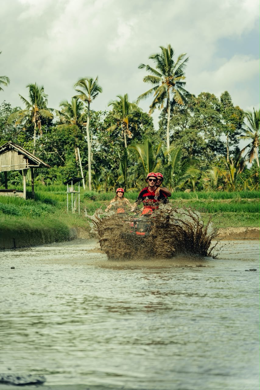Rombongan wisata petualangan di alam terbuka