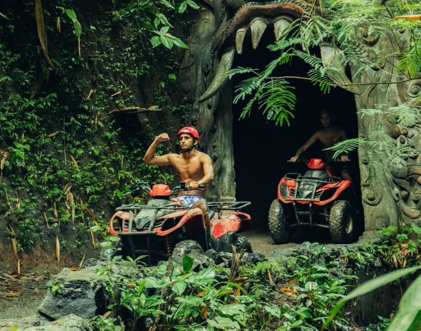 Jalur ATV melewati hutan