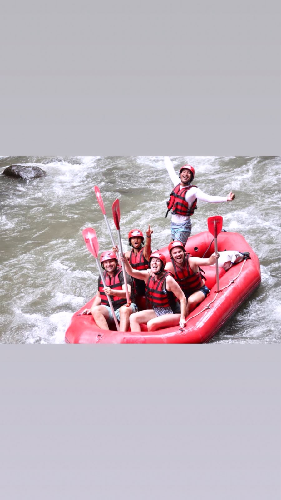 Perahu rafting di sungai