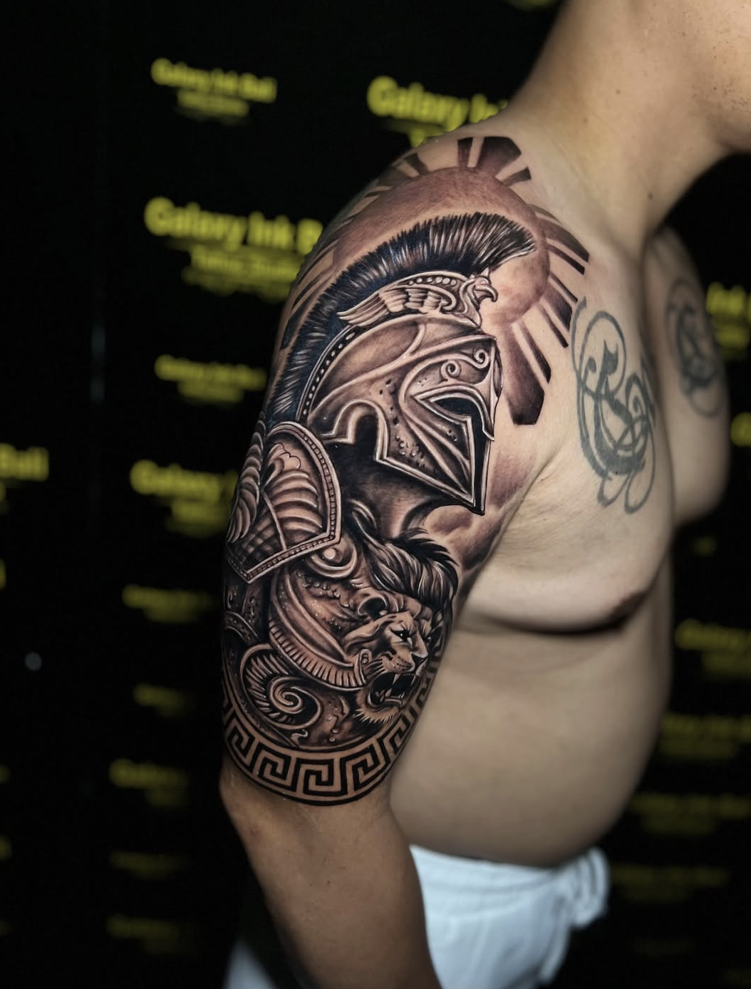 Tangan artis memegang mesin tato