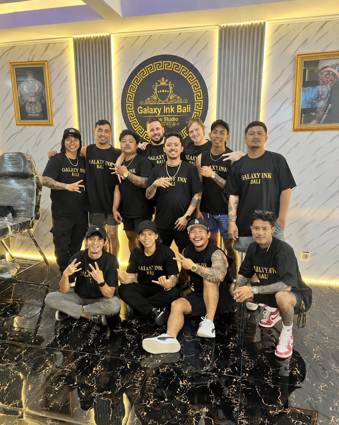 Artis tattoo profesional mengerjakan desain di lengan klien