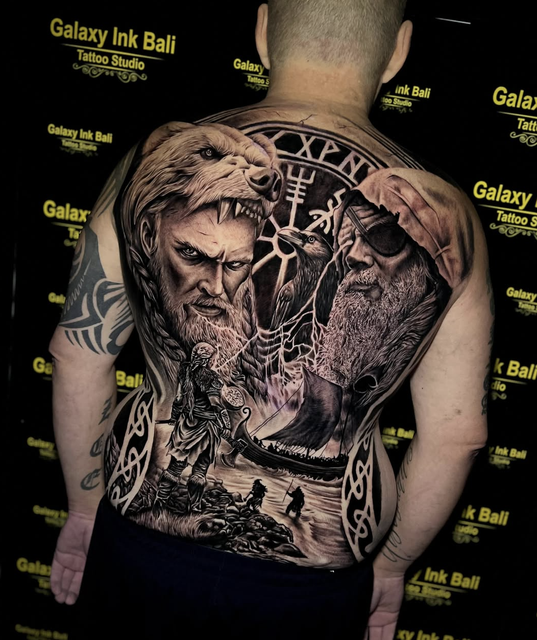 Artist tato profesional menyiapkan desain di studio gelap