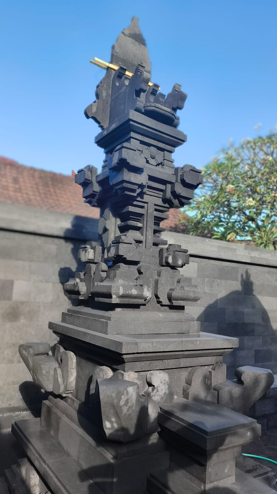 Bangunan suci Bali dari batu alam