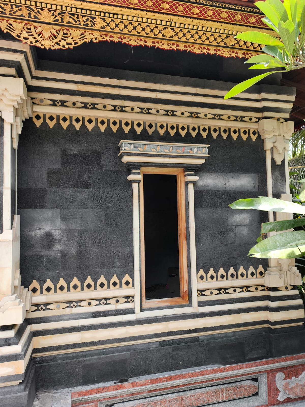 Dinding batu alam minimalis pada rumah modern