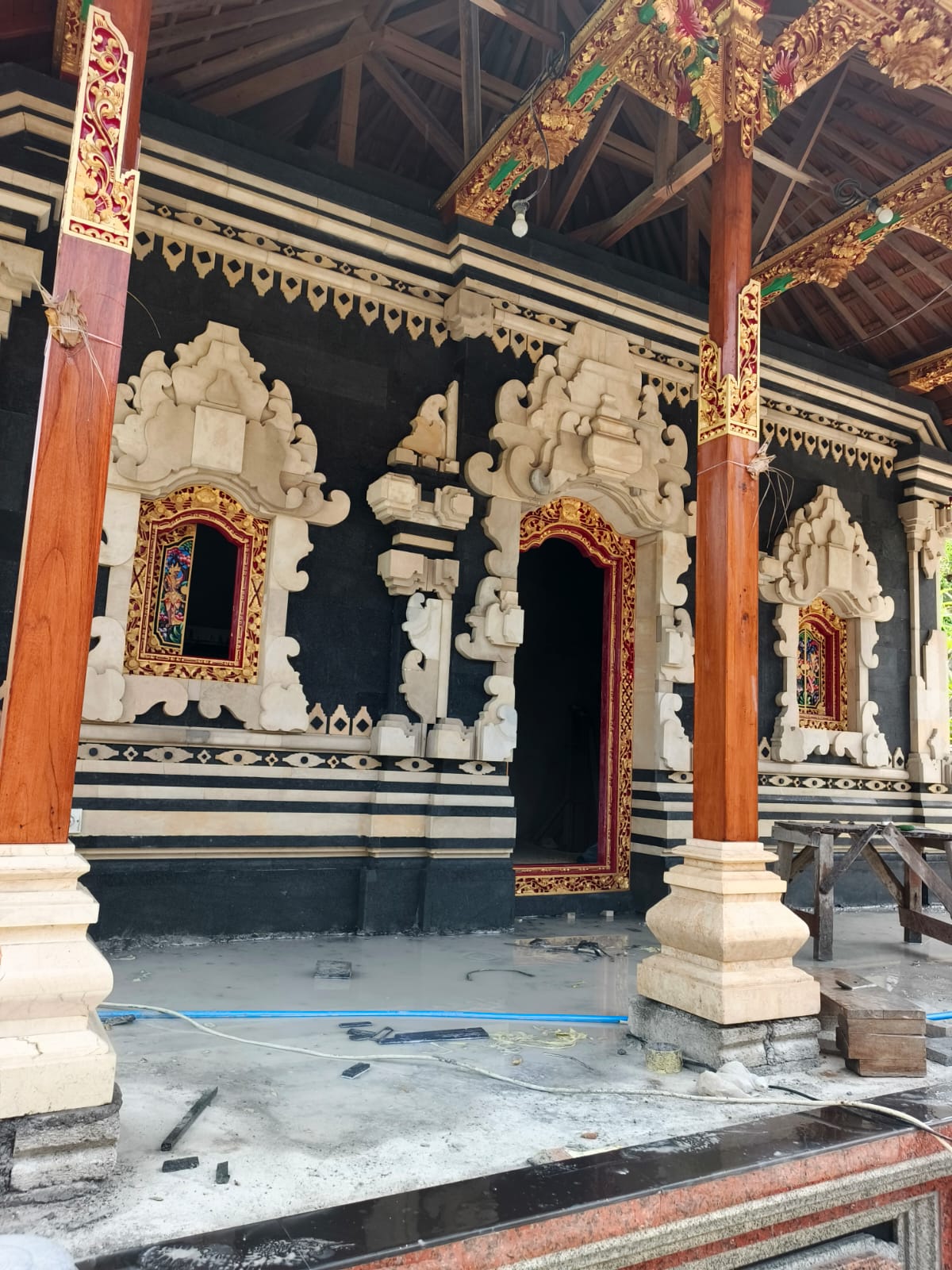 Pura Bali dengan detail arsitektur tradisional