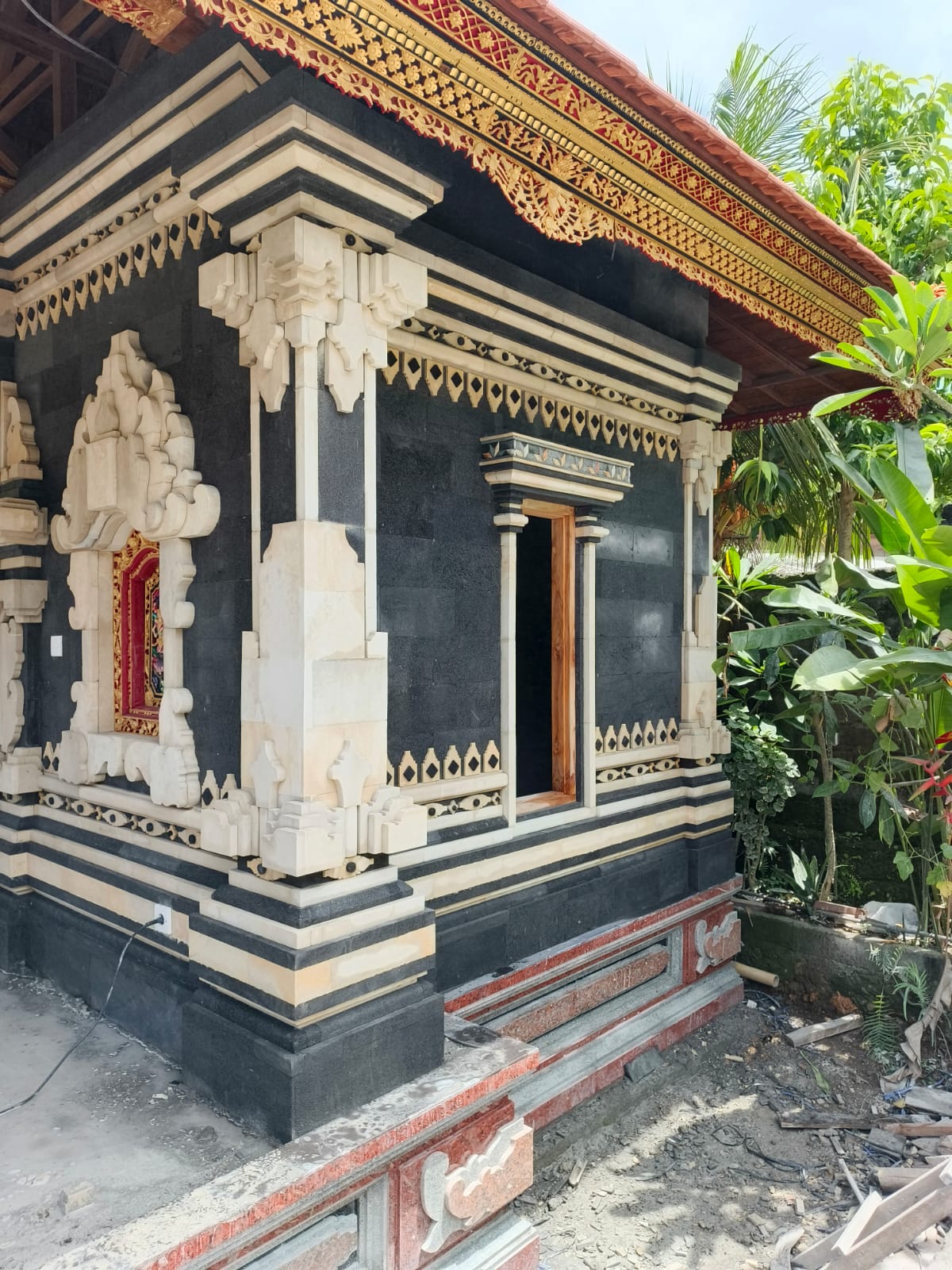 Dinding batu alam pada rumah tropis modern