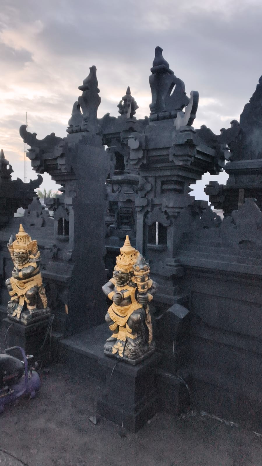 Gapura dan detail batu alam khas Bali