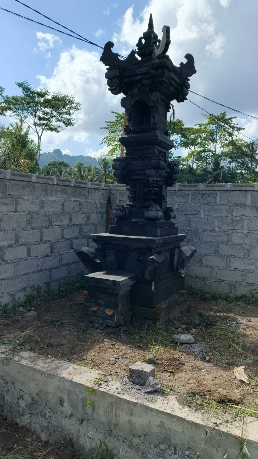 Pelinggih taksu dan kemulan terpasang