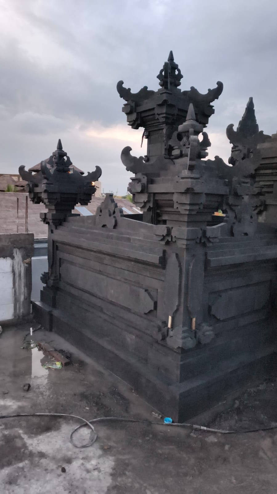 Candi bentar dan penyengker batu alam