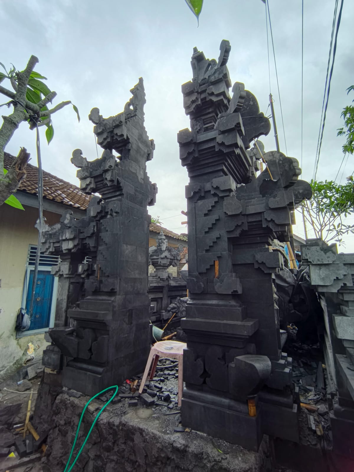 Pelinggih padma dengan pahatan detail