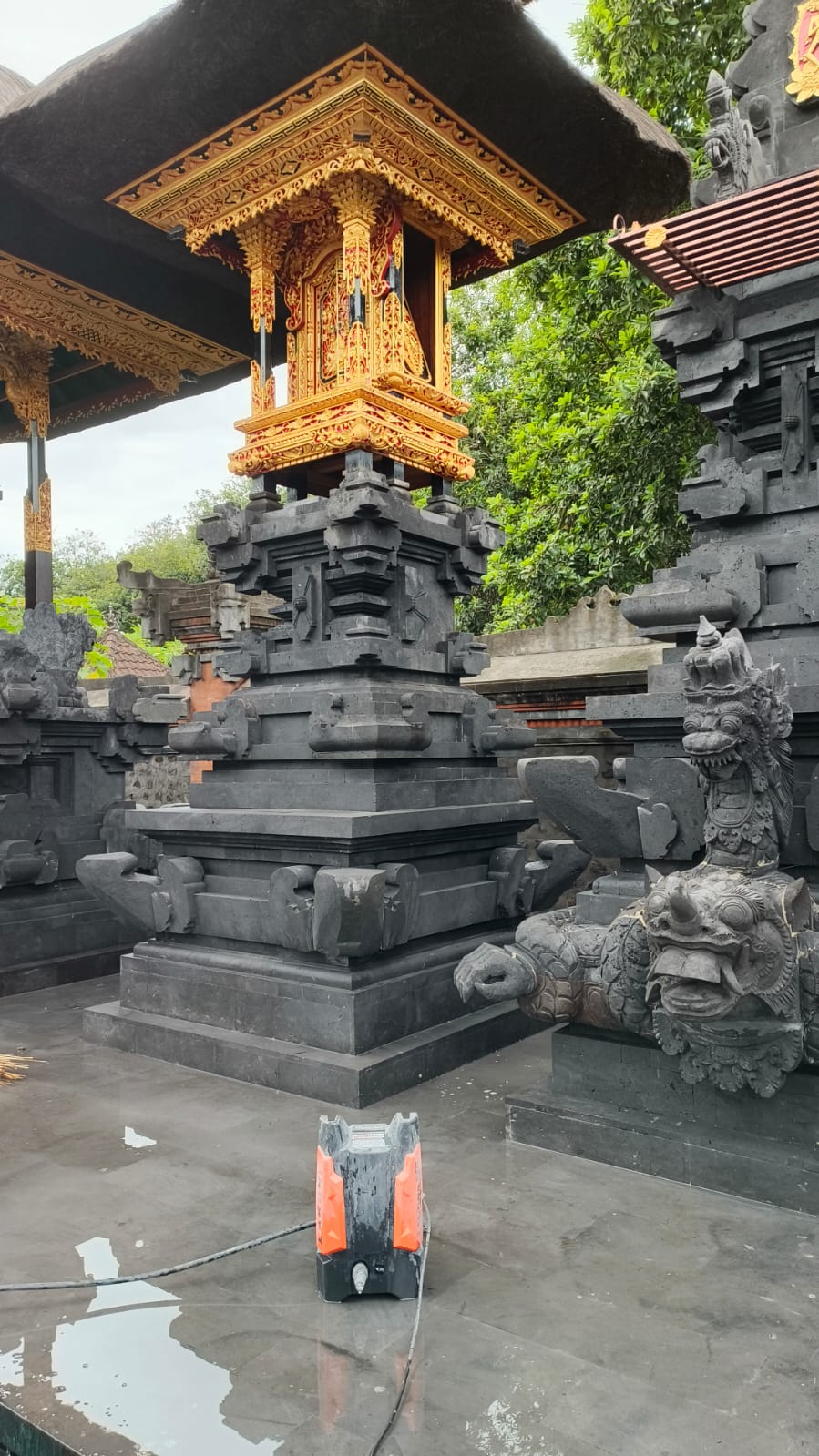 Bangunan suci pelinggih batu dengan arsitektur tradisional Bali