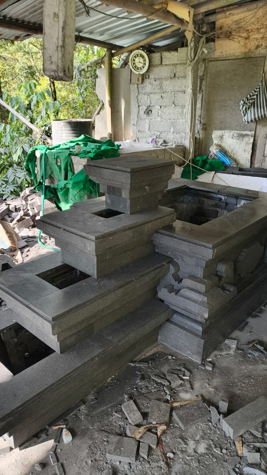 Pelinggih batu Karangasem terpasang di merajan
