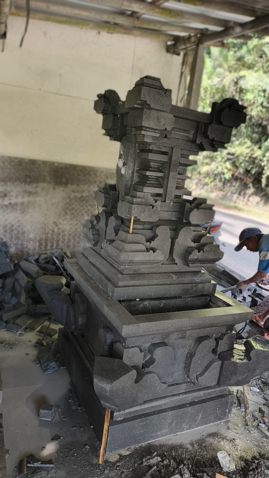 Detail ukiran batu lahar pada pelinggih Bali