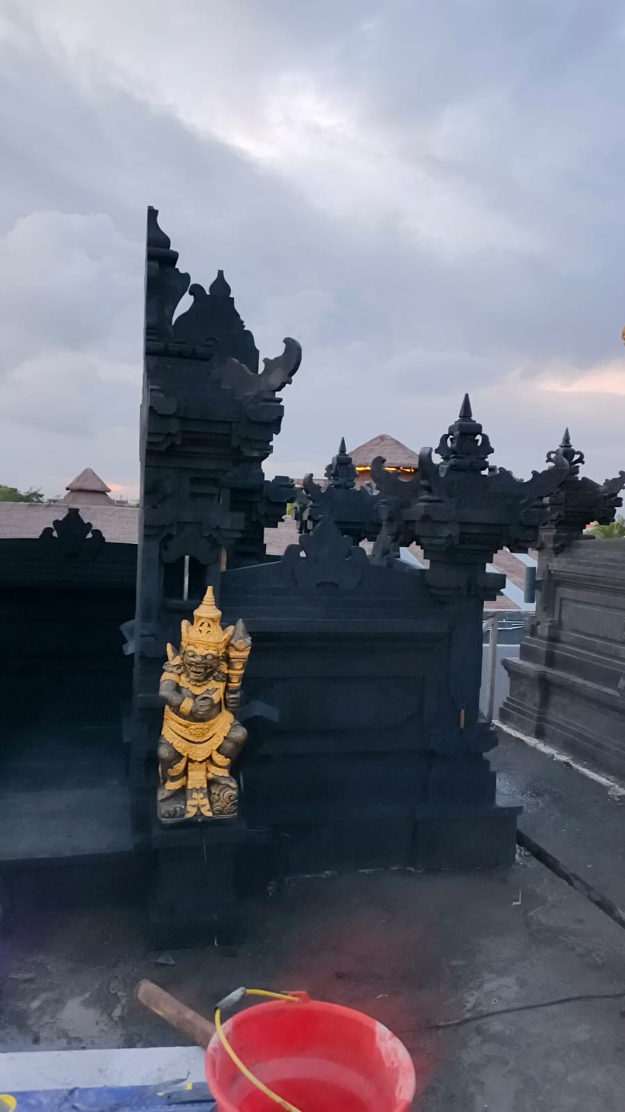 Candi bentar dan penyengker batu alam
