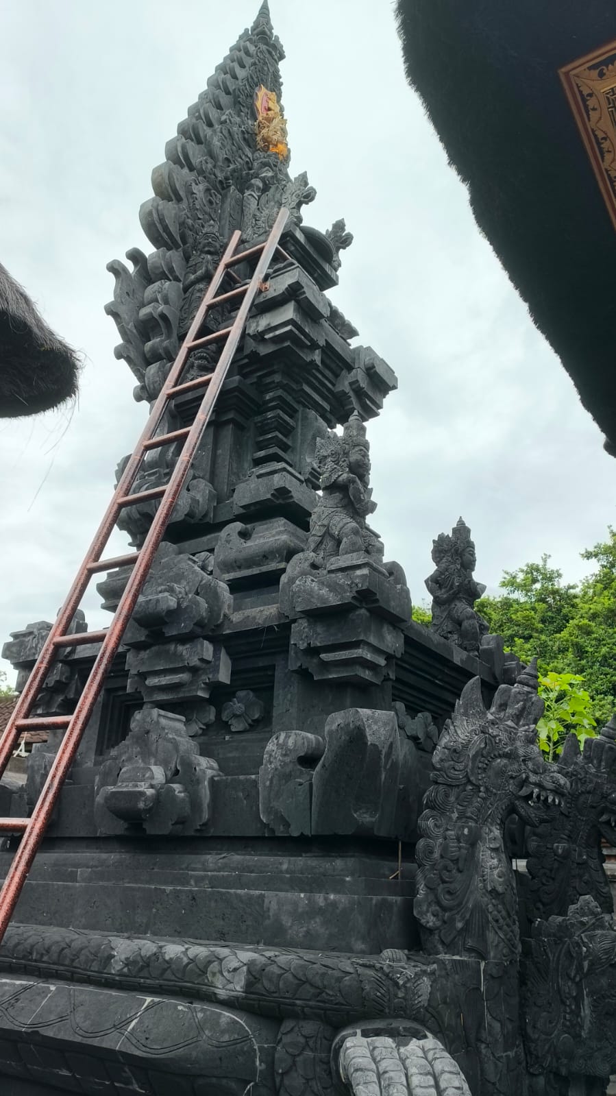 Pelinggih batu lahar Karangasem di halaman rumah