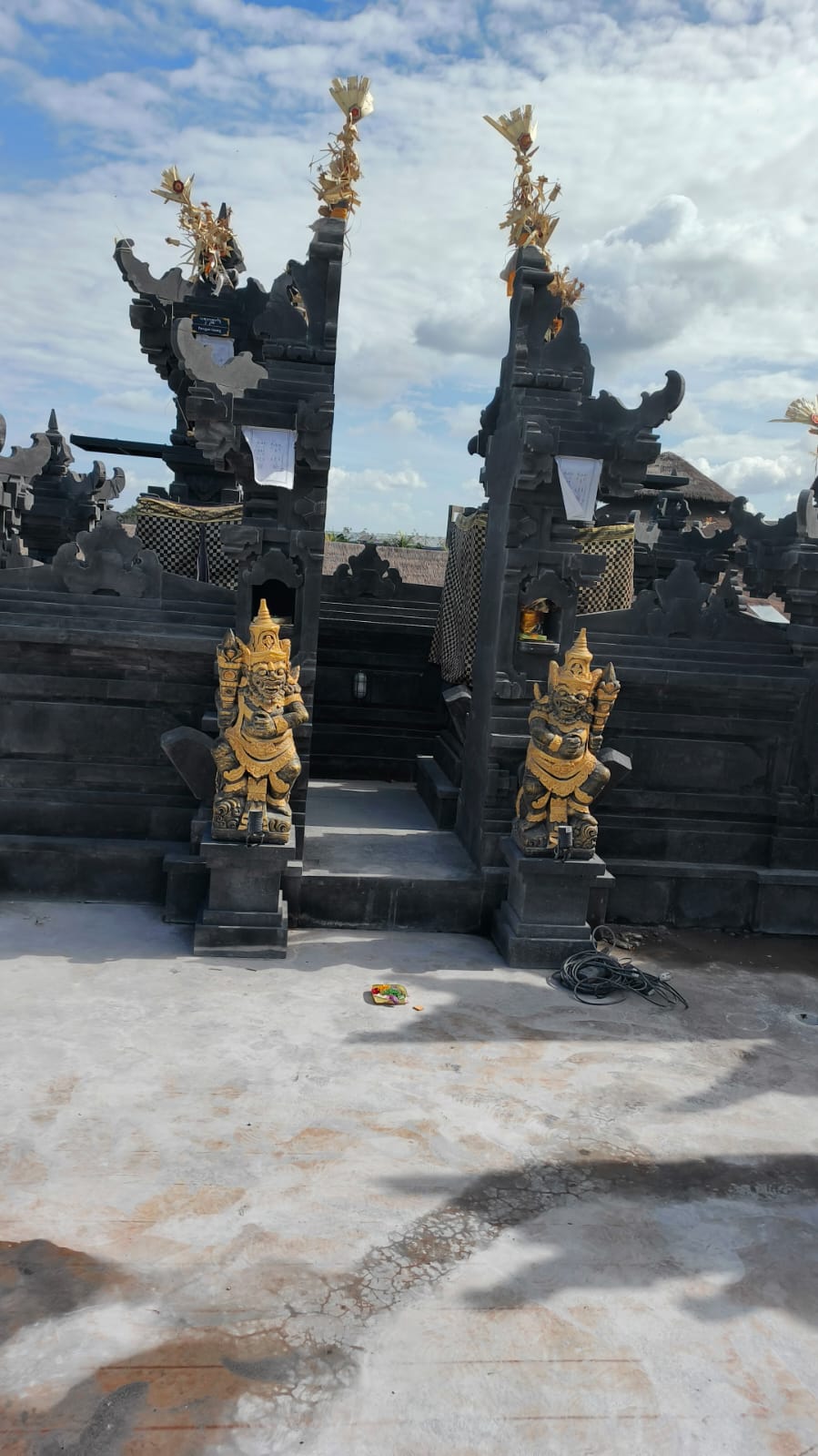Pura Bali dengan batu alam dan suasana tropis