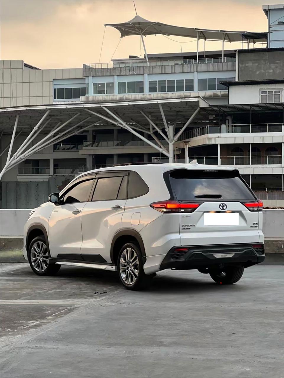 Innova Zenix exterior