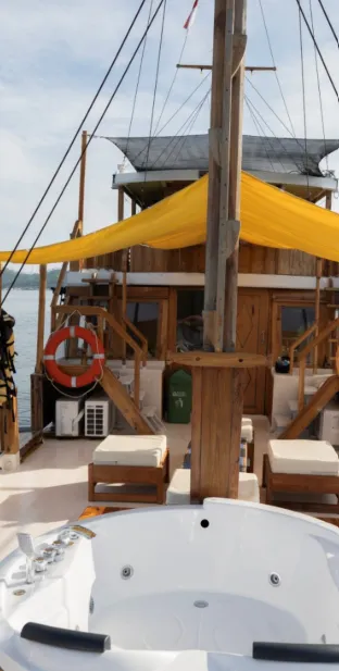 NK Jaya 2 Cruise liveaboard exterior