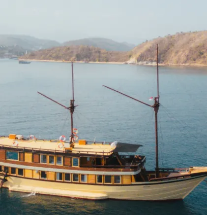 Solana Cruise liveaboard exterior