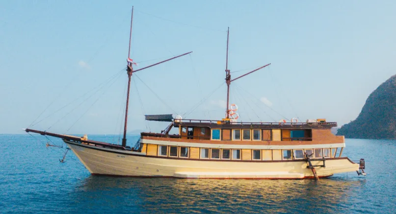 Solana Cruise sailing deck