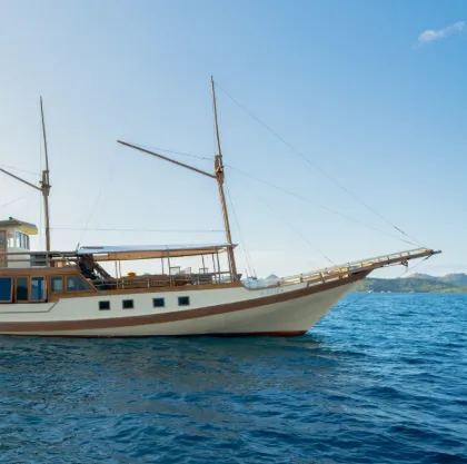 Almadira liveaboard exterior