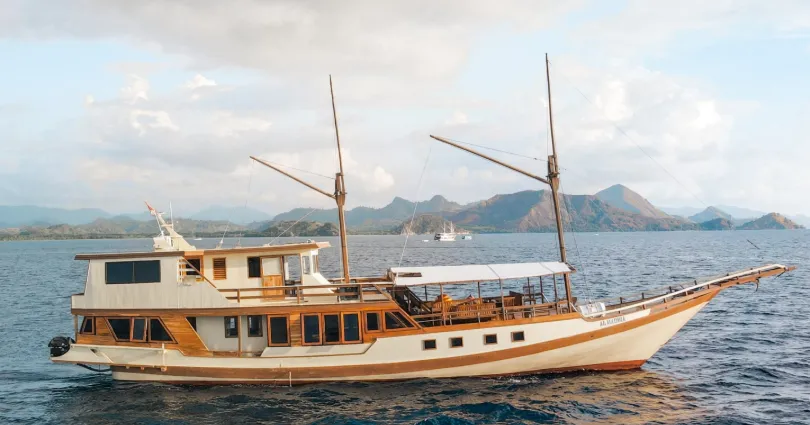 Almadira sailing deck