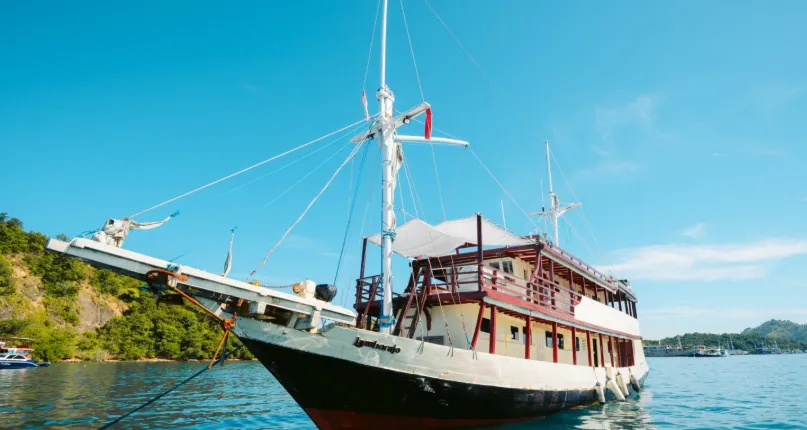 Lamborajo 1 liveaboard exterior