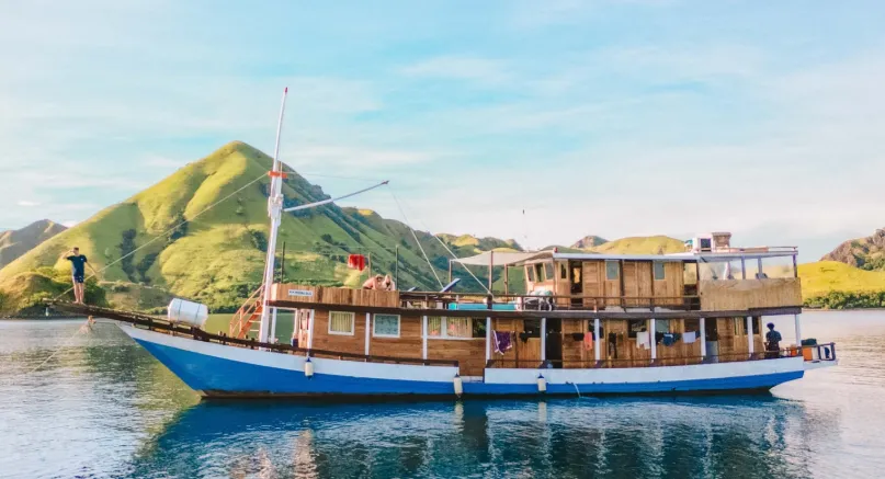 Pesonabajo liveaboard exterior