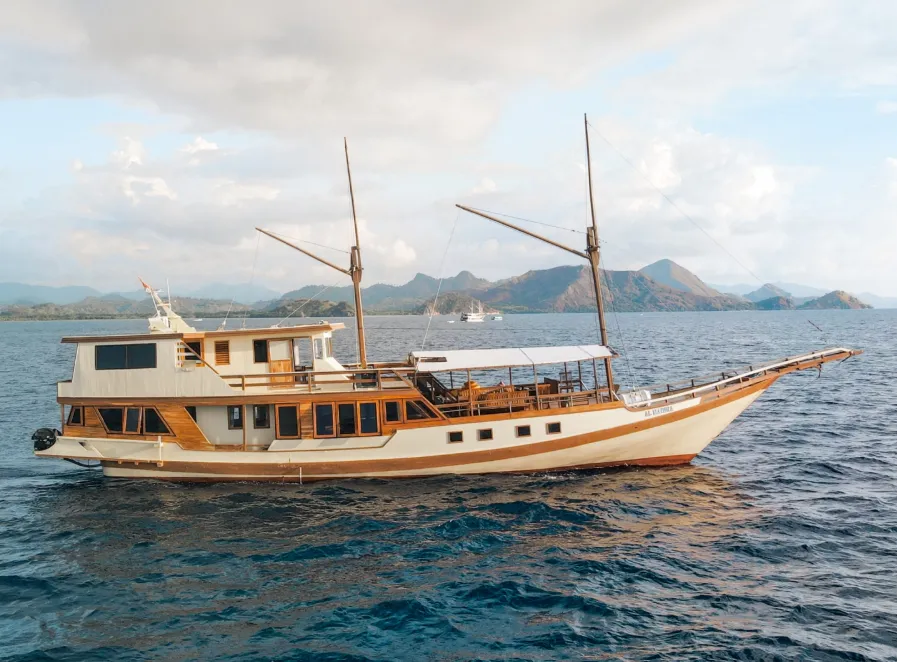 Almadira Superior liveaboard exterior