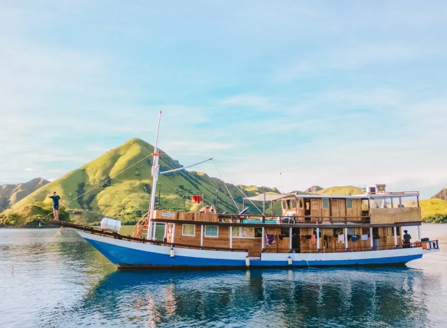 Pesonabajo Superior liveaboard exterior