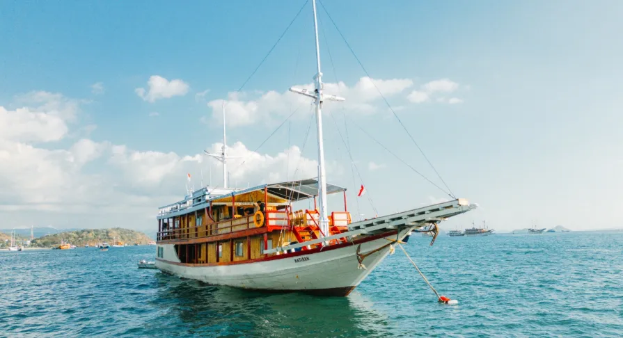 Hatira Hela Cruise liveaboard exterior