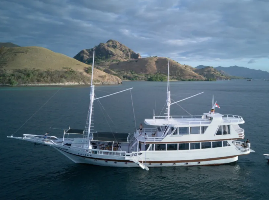 Gaisan Cruise liveaboard exterior
