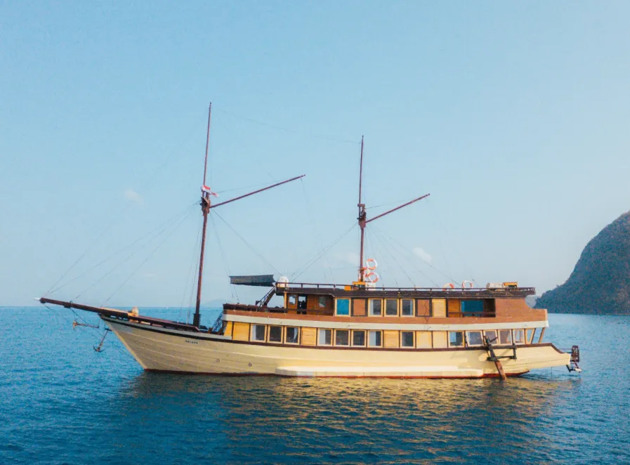 Solana Cruise liveaboard exterior