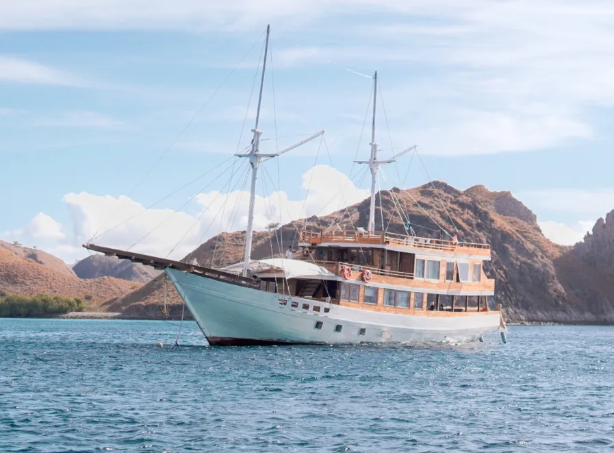 Yumana liveaboard exterior