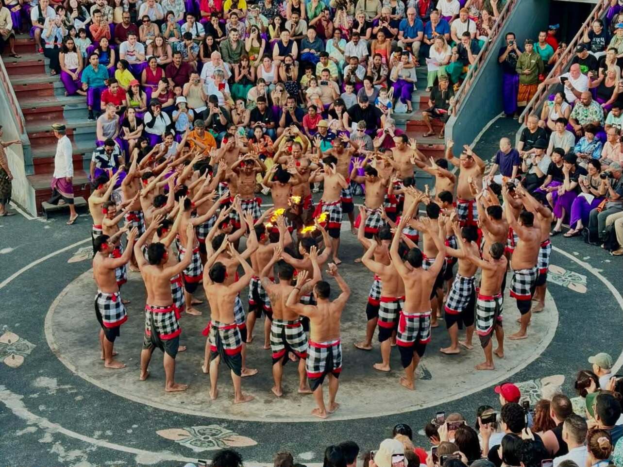 Pura di tepi tebing Uluwatu saat matahari terbenam